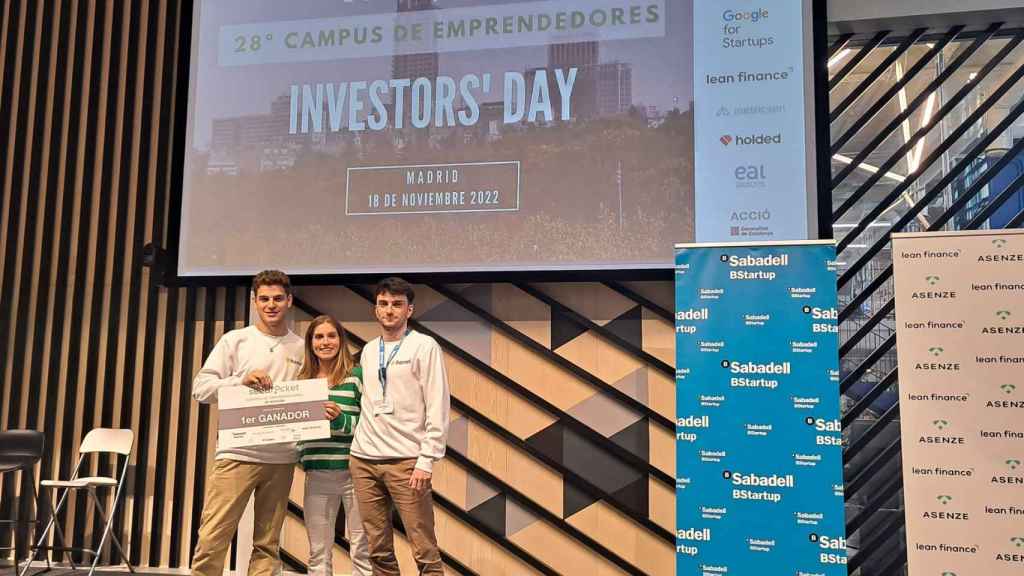 Representantes de Honei muestran su primer premio logrado en el 28º Campus de Emprendedores de SeedRocket.