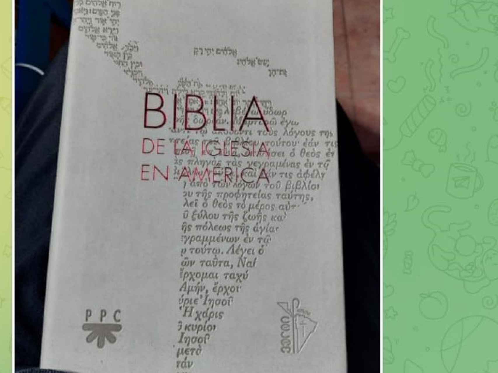 Biblia de la Iglesia en América que se dejó la inquilina del piso del padre Óscar, en Getafe.