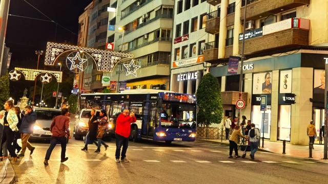 El encendido de este viernes en Alicante llamó la atención de los paseantes durante sus compras.