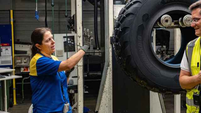 Una trabajadora de Michelin verifica la calidad de un neumático agro fabricado en la planta de Valladolid