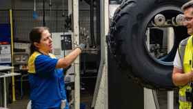 Una trabajadora de Michelin verifica la calidad de un neumático agro fabricado en la planta de Valladolid