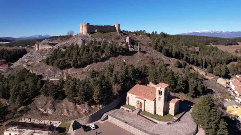 Espectacular vista de Aguilar de Campoo, con el castillo al fondo, de los siglos XI y XII, y la bella iglesia románica de Santa Cecilia en primer término.