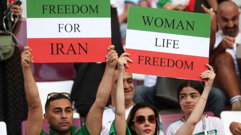 Aficionados pidiendo libertad para Irán en el Mundial de Qatar