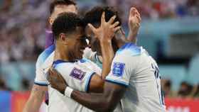 Jude Bellingham y Bukayo Saka celebran un gol de Inglaterra contra Irán