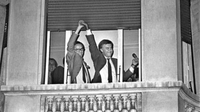 Alfonso Guerra y Felipe González celebran la victoria electoral socialista de octubre de 2022