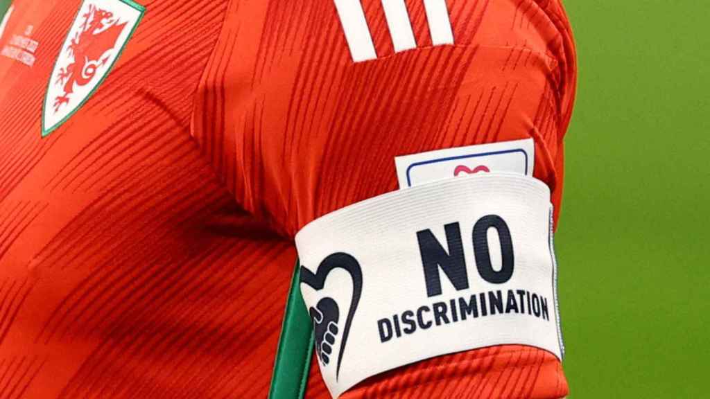 El brazalete de 'No discriminación' de la FIFA para el Mundial de Qatar en el brazo de Gareth Bale
