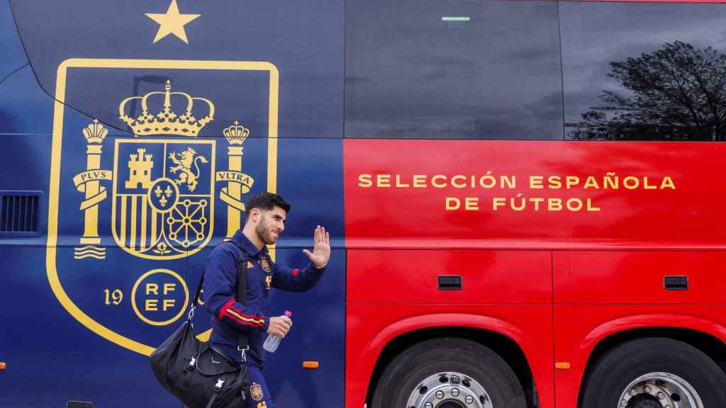 Marco Asensio pasa por delante del autobús de la Selección