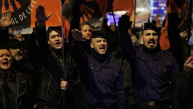 Falangistas durante la manifestación en Madrid por el 86º aniversario de la muerte de José Antonio Primo de Rivera.