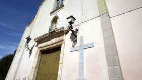 La cruz de la Iglesia de Gavarda, en Valencia, que el ayuntamiento deberá instar a su retirada.