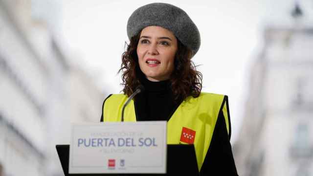 Isabel Díaz Ayuso durante un acto en la Puerta del Sol este lunes.