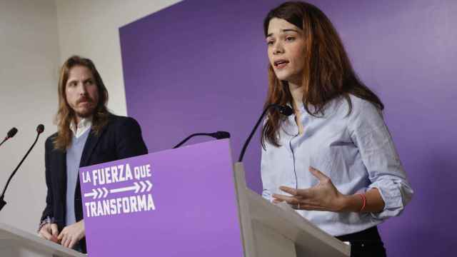 Los portavoces de Podemos, Isa Serra y Pablo Fernández, durante la rueda de prensa que han ofrecido este lunes en Madrid.