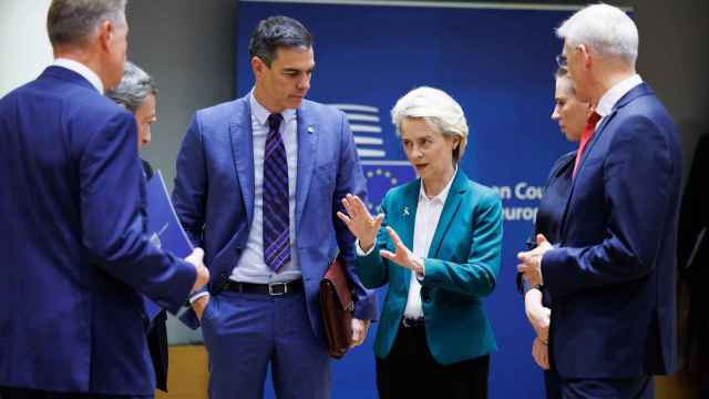 Pedro Sánchez conversa con Ursula von der Leyen durante el último Consejo Europeo celebrado en octubre en Bruselas