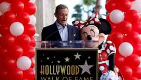 Bob Iger junto a Minnie Mouse en la inauguración de su estrella en el Paseo de la Fama de Hollywood en Los Ángeles, California, en 2018.