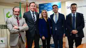 En el centro de la imagen, Marifrán Carazo, consejera de Fomento, e Ignacio Peinado, nuevo presidente de los promotores de Andalucía.
