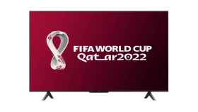 Montaje de un televisor con el logo del Mundial de Qatar.