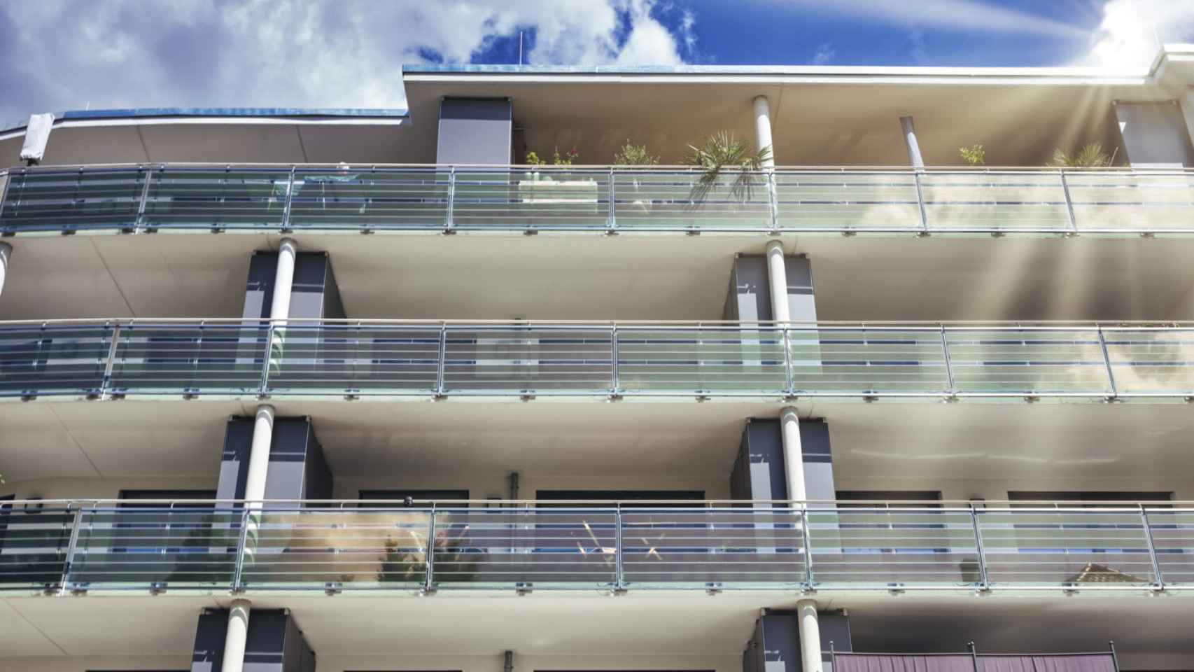 La película solar instalada en unos balcones de un edificio.