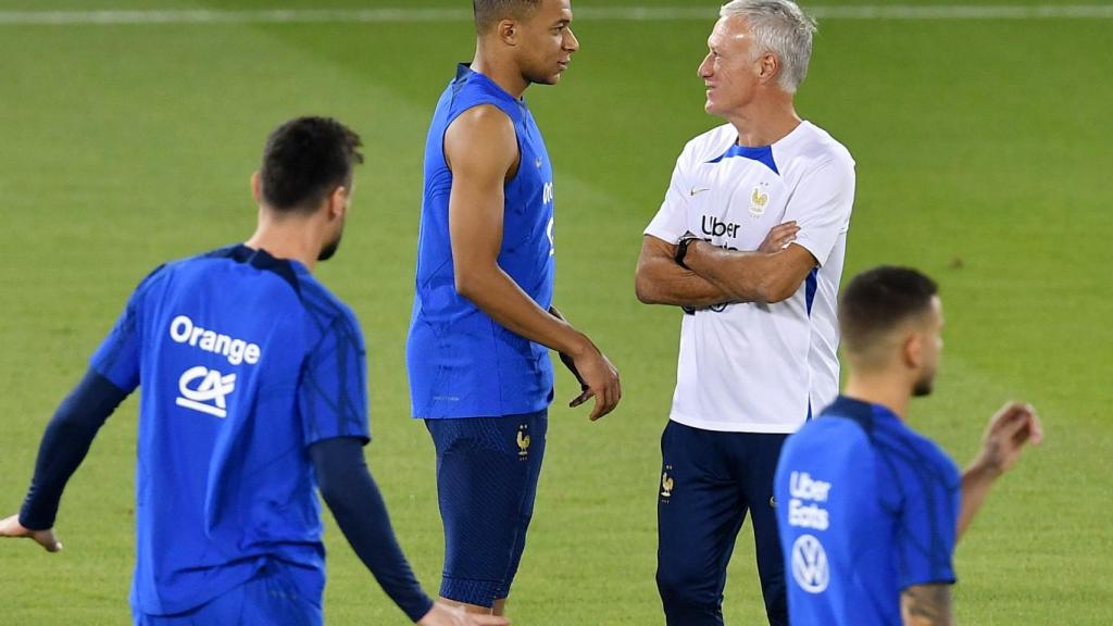 Mbappé y Deschamps charlan durante un entrenamiento de Francia en Qatar
