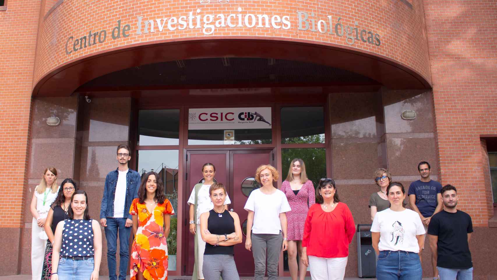 Ana Martínez junto a su equipo en el Centro de Investigaciones Biológicas ‘Margarita Salas’ del CSIC.