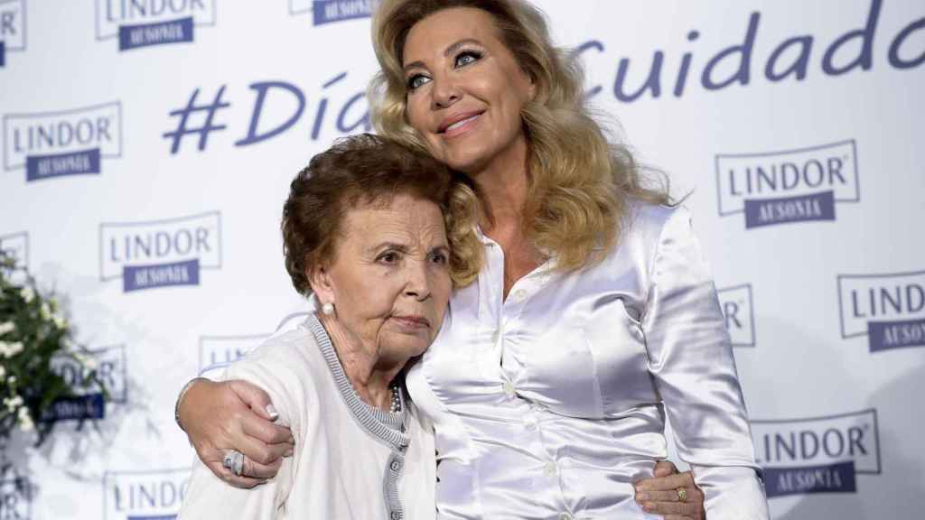 Norma Duval junto a su madre, Purificación, durante la presentación de la campaña de Ausonia Lindor por el Dia del Cuidador, en Madrid, en octubre de 2016.
