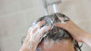 Desmintiendo mitos con una experta: “Lavarse el pelo una vez por semana es condenarlo a muerte”