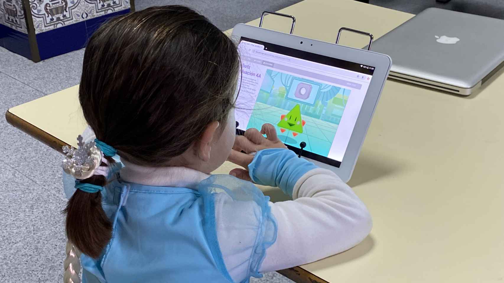 Una niña utiliza las herramientas de Neuromindset en una tableta.