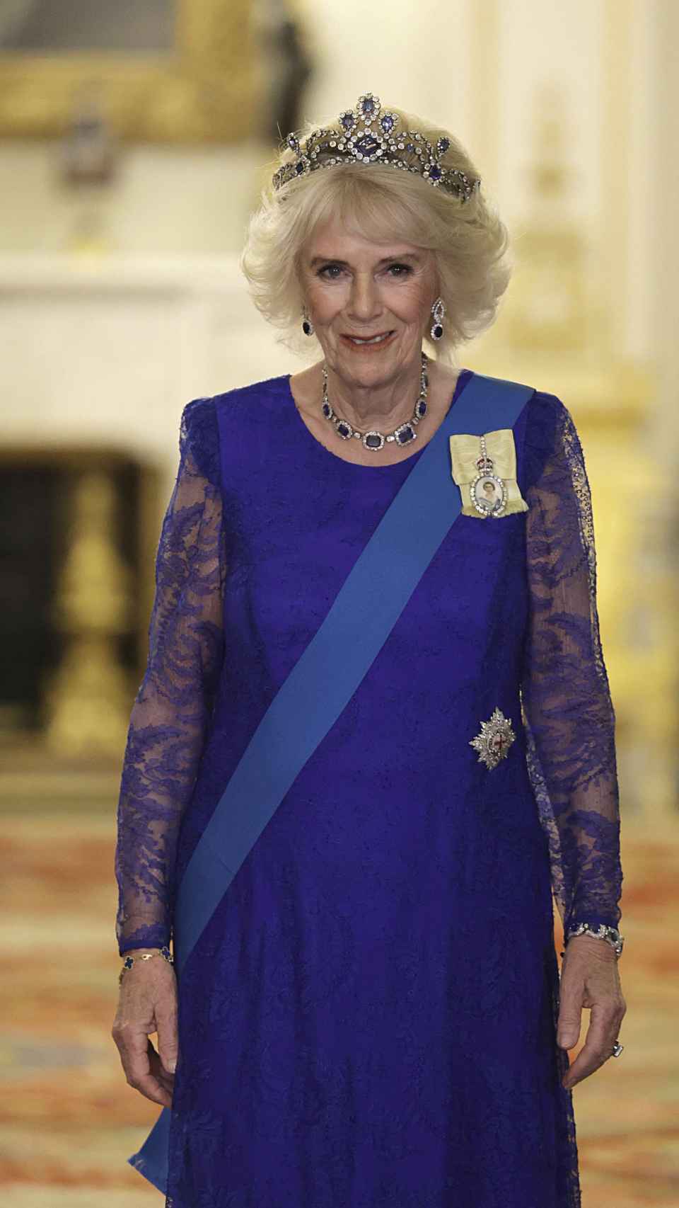 La reina consorte, Camilla, luciendo una tiara en homenaje a Isabel II.