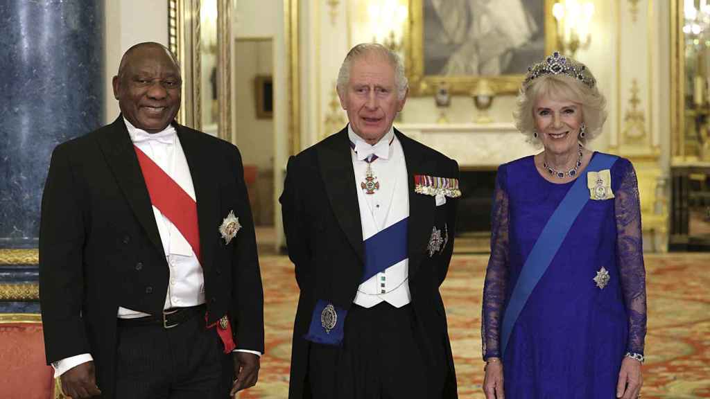 Carlos III junto a su mujer, Camilla, y el presidente de Sudáfrica posando ante los medios.