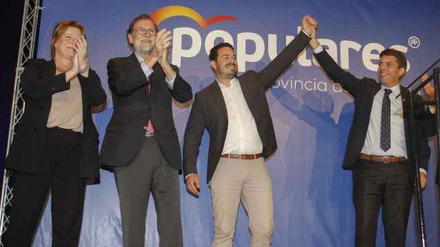 Miguel Ángel Salguero, entre Mariano Rajoy y Carlos Mazón en su presentación como candidato del PP en Villena.