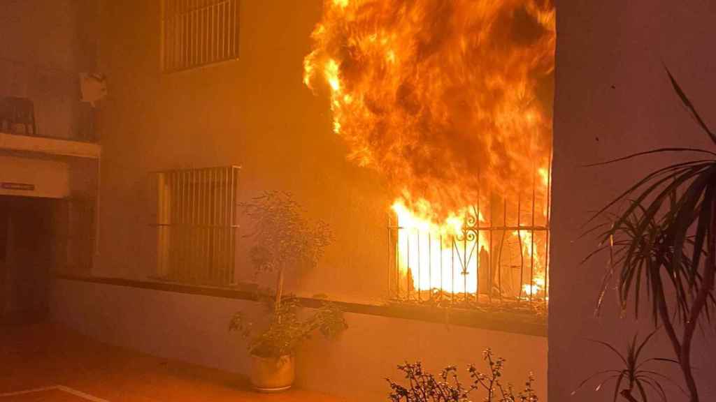 Un incendio ocurrido en una vivienda de la calle Poeta Sansano de Alicante en noviembre de 2021 que dejó 12 heridos.