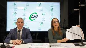 El presidente autonómico de CSIF Castilla y León, Benjamín Castro, y la presidenta del sector de Educación de CSIF Castilla y León, Isabel Madruga, presentan una petición a las Cortes de la modificación de la Ley de Carrera