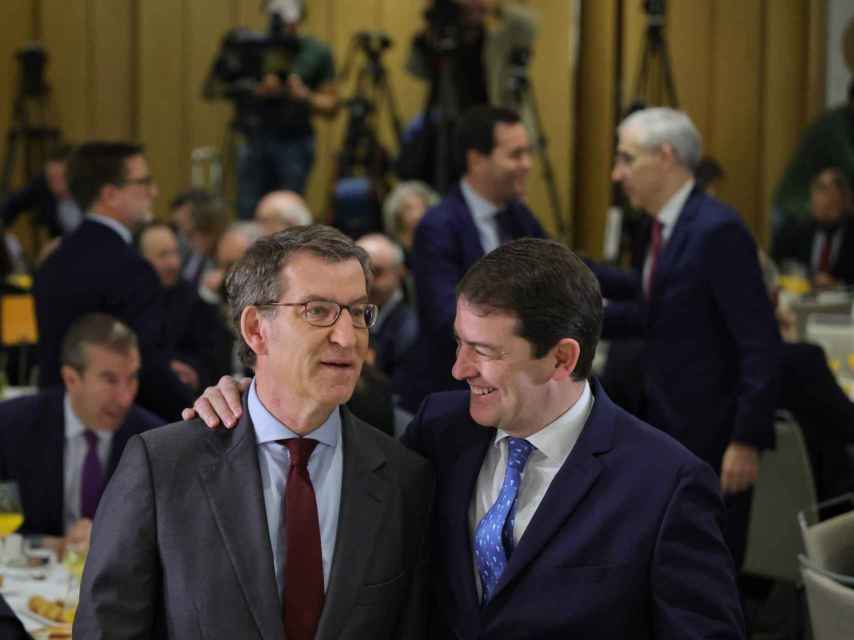El presidente de la Junta, Alfonso Fernández Mañueco, y el líder del PP, Alberto Núñez Feijóo, este martes en Madrid.