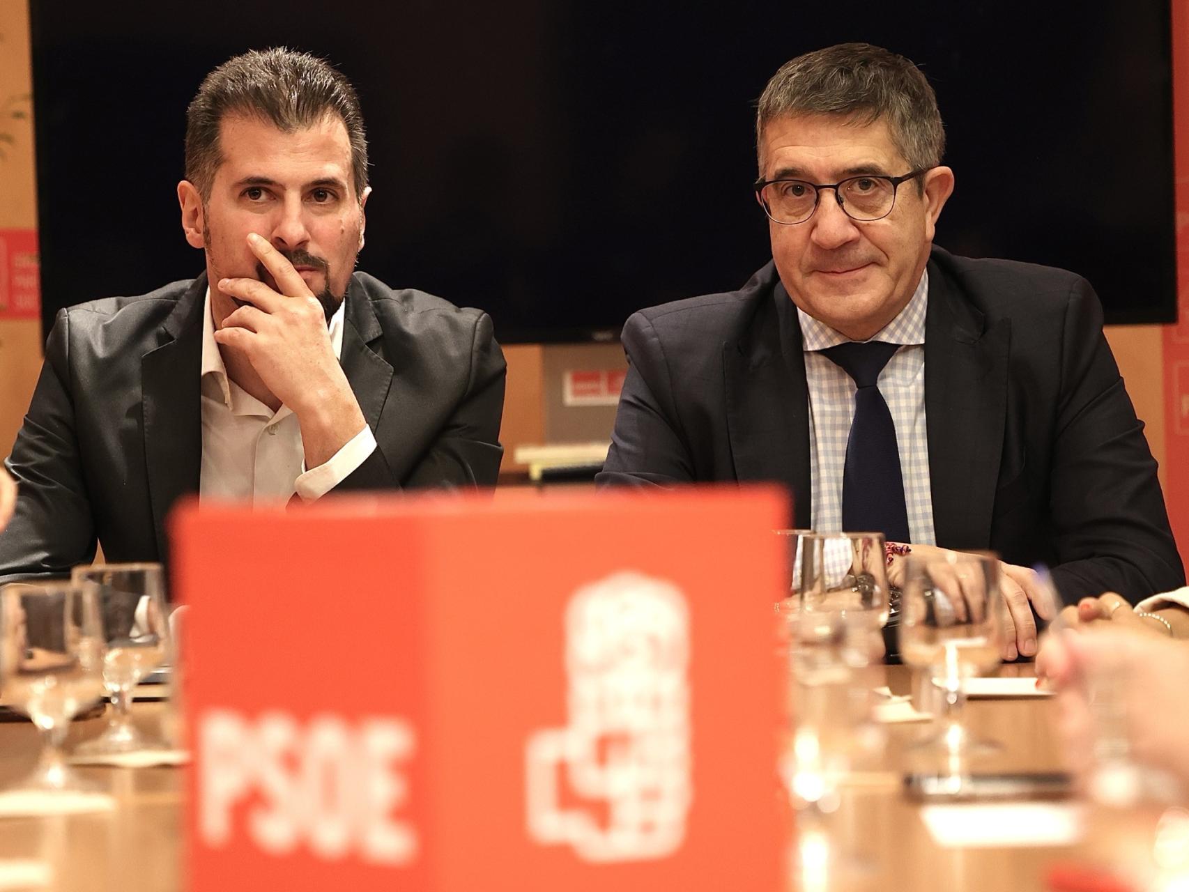 El secretario general del PSCyL, Luis Tudanca, con el dirigente socialista Patxi López, este martes en el Congreso.