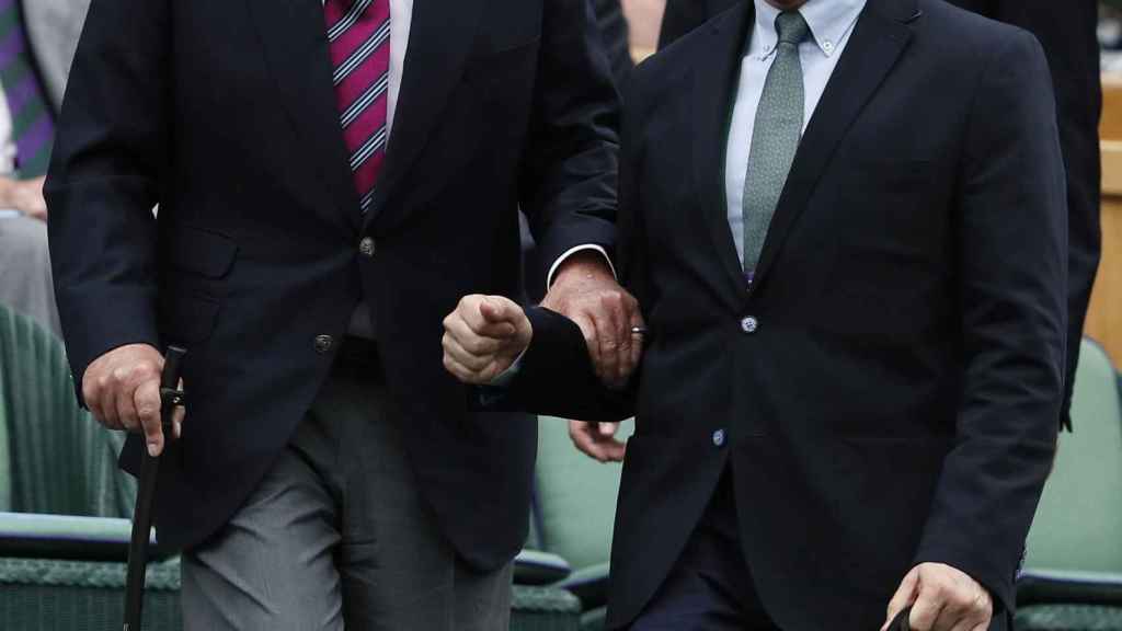 El rey emérito Juan Carlos y su jefe de seguridad, Vicente García-Mochales, en Wimbledon 2017.