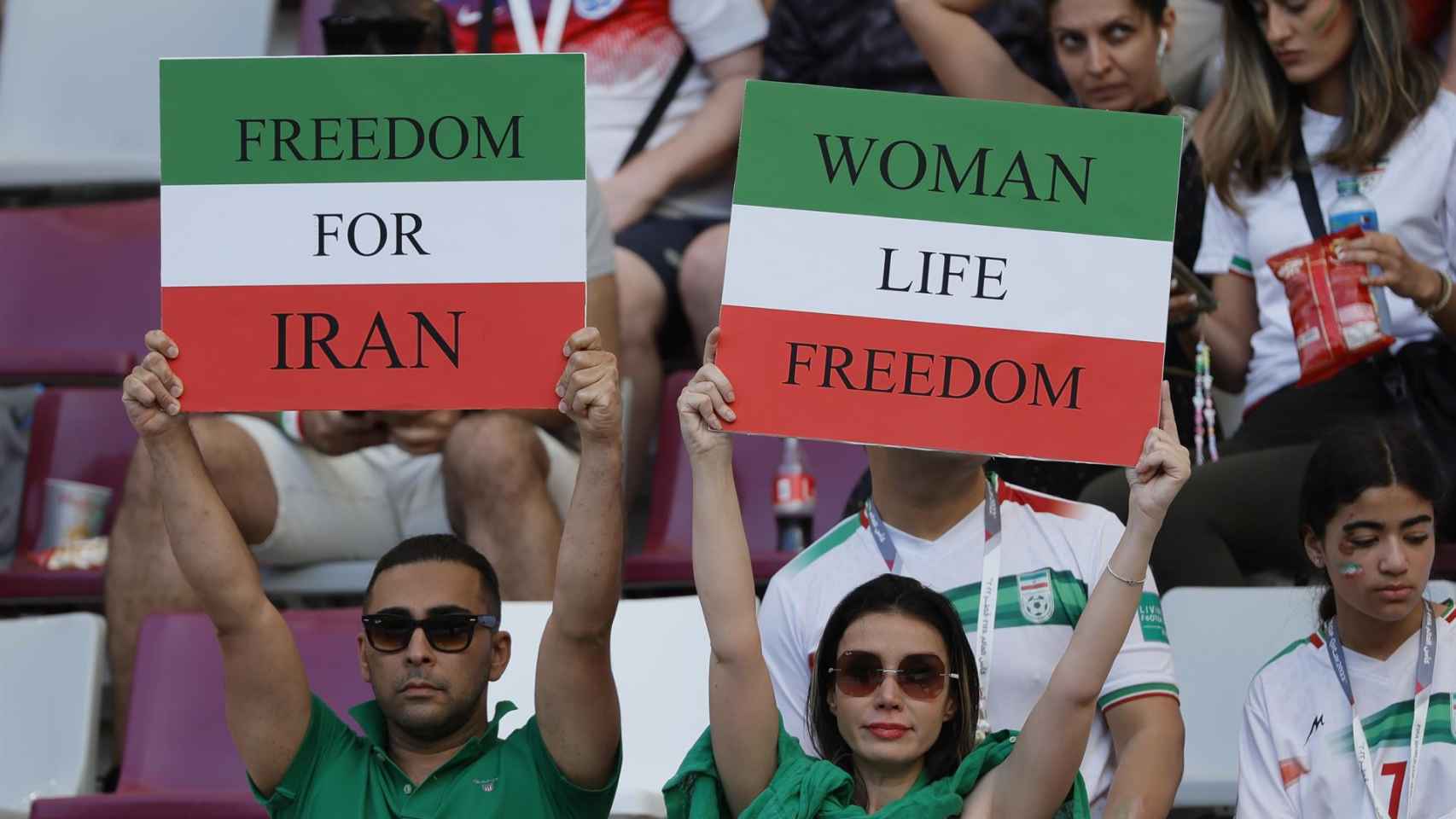 Aficionados de Irán con carteles de protestas durante el Mundial de Qatar