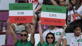 Los partidarios de Irán sostienen carteles antes del partido de fútbol del grupo B de la Copa Mundial de la FIFA 2022 entre Inglaterra e Irán en el Estadio Internacional Khalifa en Doha, Qatar, el 21 de noviembre de 2022.