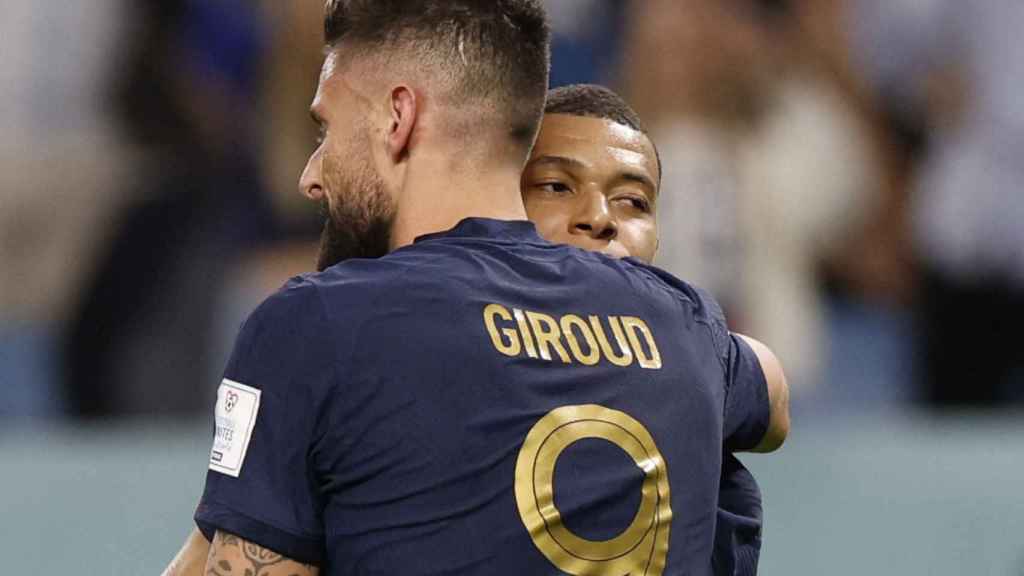 Abrazo entre Giroud y Mbappé para celebrar el gol histórico del primero con la selección de Francia