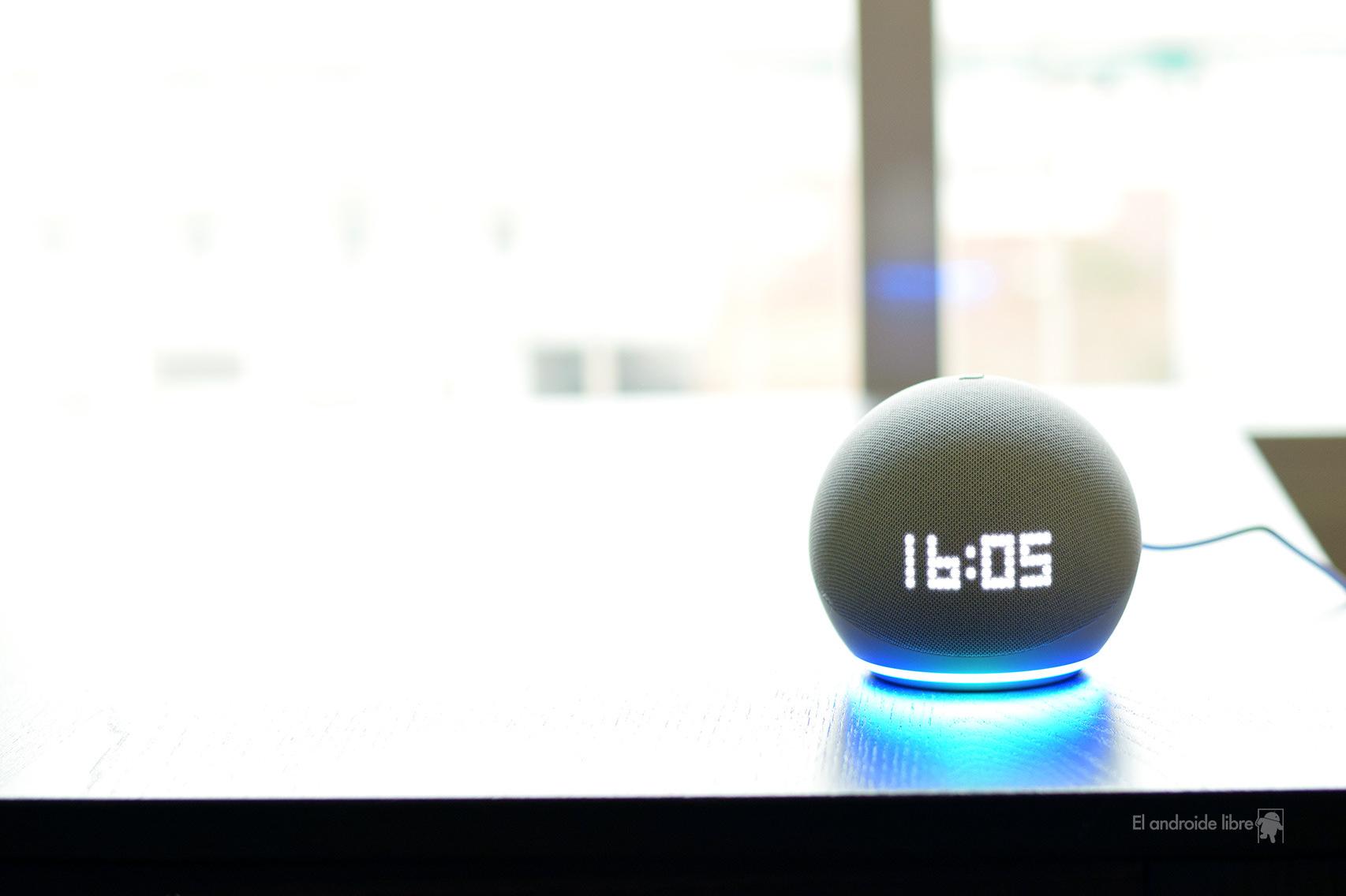 Que funciones tiene la pantalla del Echo Dot con Reloj de 5th