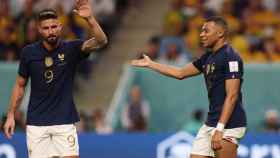 Giroud y Mbappé, chocando la mano para celebrar el 2-1 de la selección de Francia