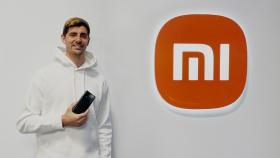 Thibaut Courtois con el Xiaomi 12T Pro.