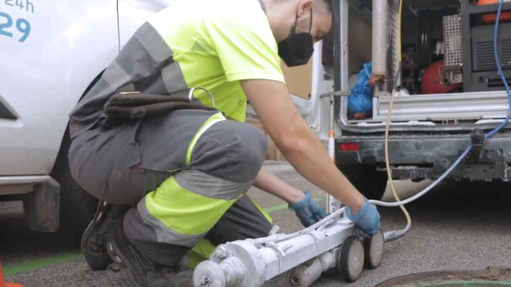 Un técnico prepara el robot que aplica pintura contra plagas en las tuberías de Tarragona. FOTO: EMATSA
