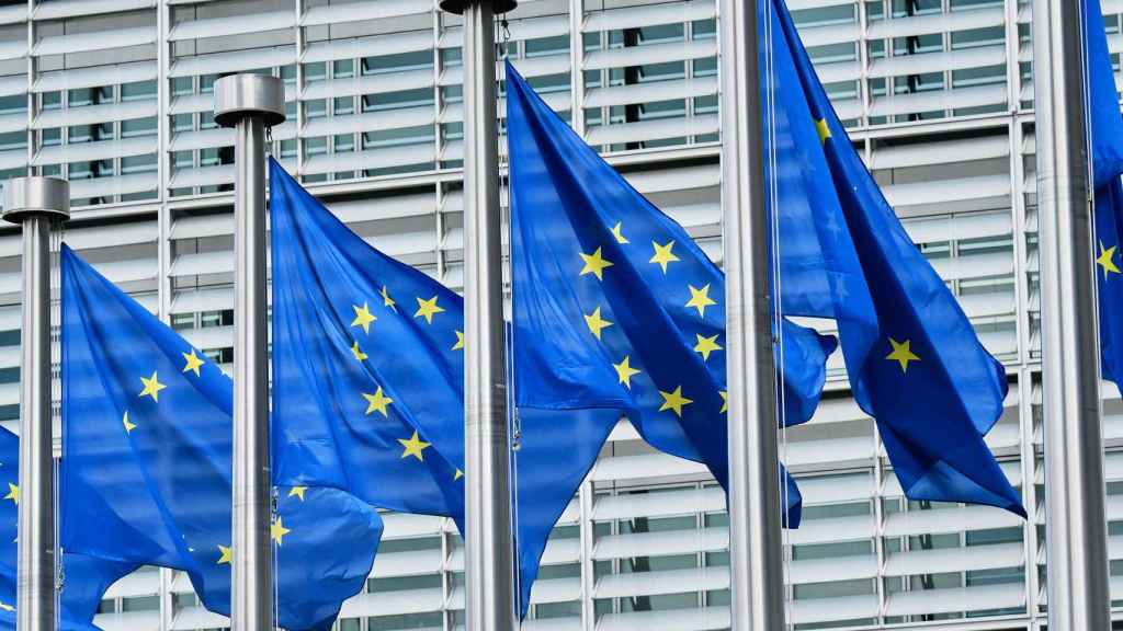 Banderas de la Unión Europea (UE) en los exteriores de la sede de la Comisión Europea (CE) en Bruselas.