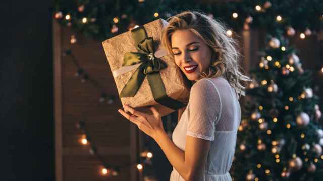 Una mujer feliz con su regalo de Navidad.