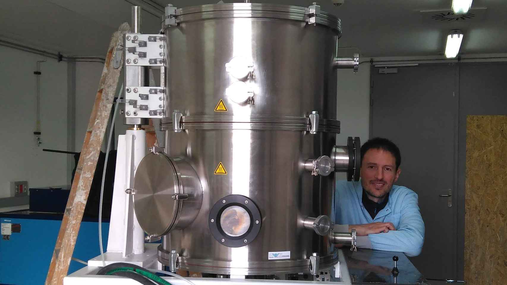 Alejandro Datas junto al prototipo de batería termofotovoltaica