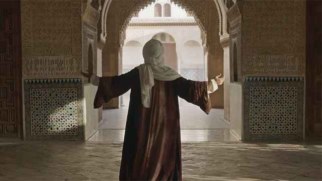 Amr Waked en un fotograma de 'Los constructores de la Alhambra'