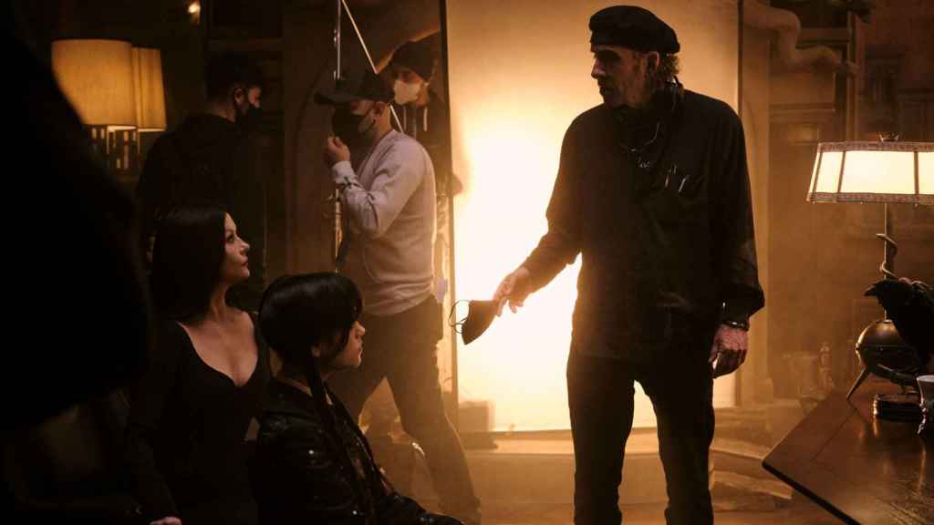 Catherine Zeta-Jones, Jenna Ortega y Tim Burton en el rodaje de 'Miércoles'