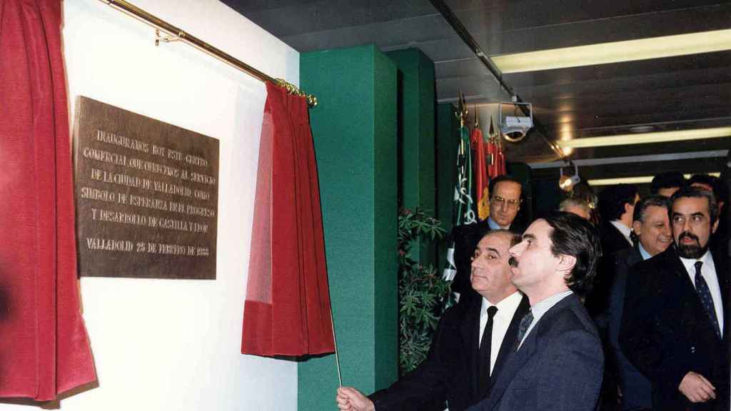 José María Aznar, entonces presidente de la Junta de Castilla y León, inaugura El Corte Inglés del paseo de Zorrilla de Valladolid en 1988