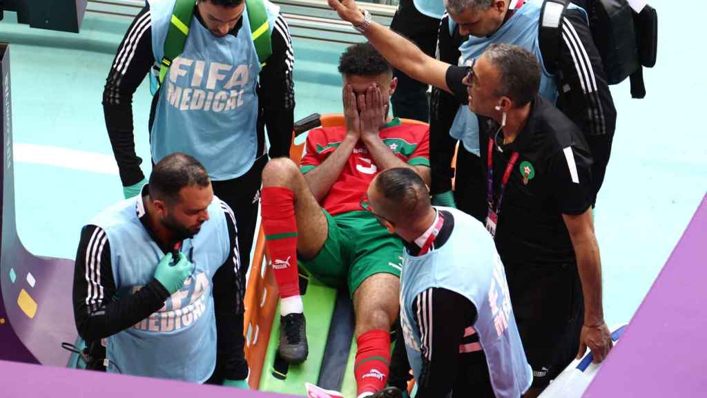 Mazraoui se retira en camilla durante el Marruecos - Croacia
