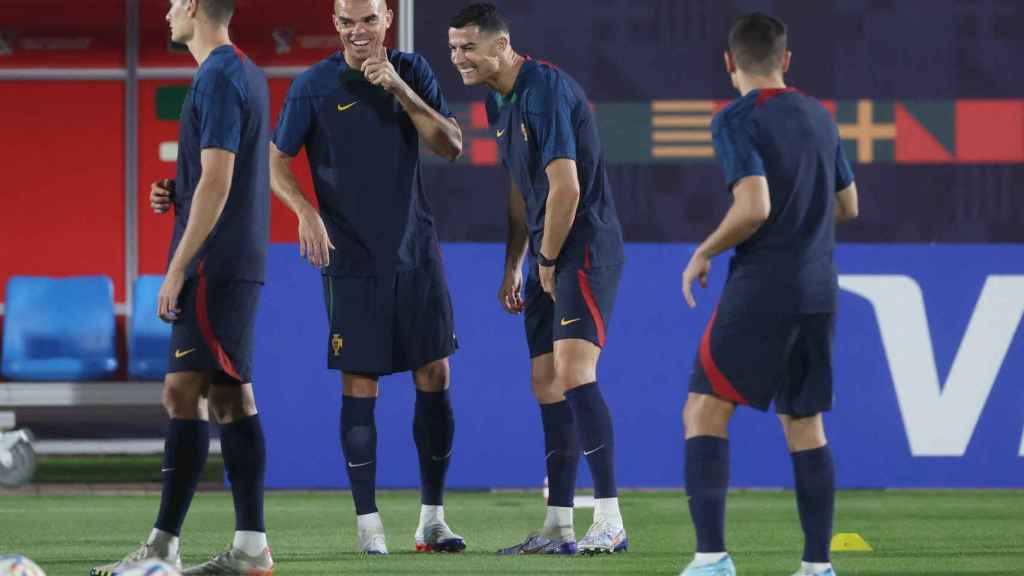 Cristiano Ronaldo bromea con Pepe durante un entrenamiento de Portugal