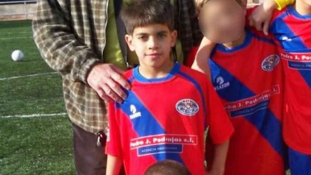 Abde, de niño, en su primer equipo, la Peña Ilicitana Raval CF en una imagen compartida por este club en redes sociales.