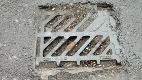 Una alcantarilla tupida en un barrio de Salamanca